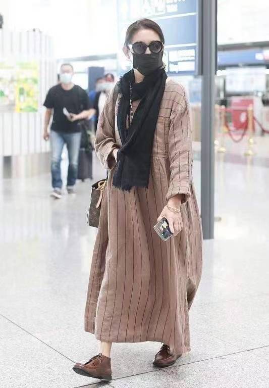 丝巾|倪萍走机场真精神,穿“奶奶裙”拎4万大牌包,还搭花丝巾真洋气