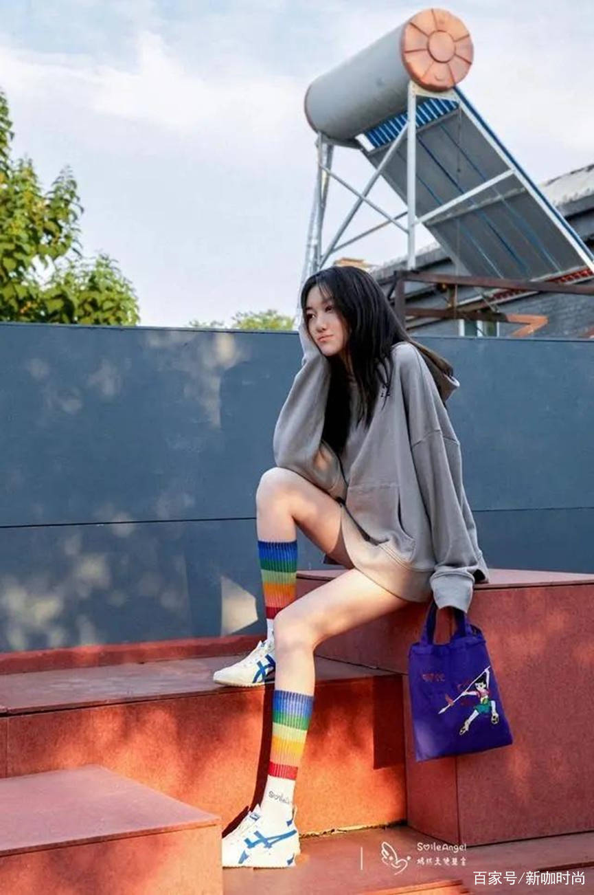 牛仔|14岁李嫣成功“逆袭”，多套休闲造型潮味满满，尽显活泼少女感