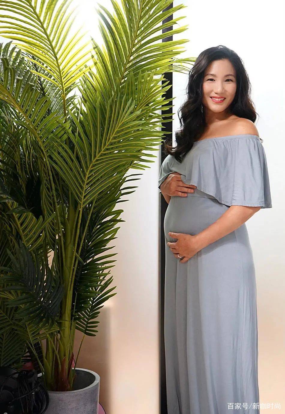 面料|郑佩佩女儿晒孕期美照，穿一字肩灰裙娴雅又温柔，纤瘦体态惹人羡