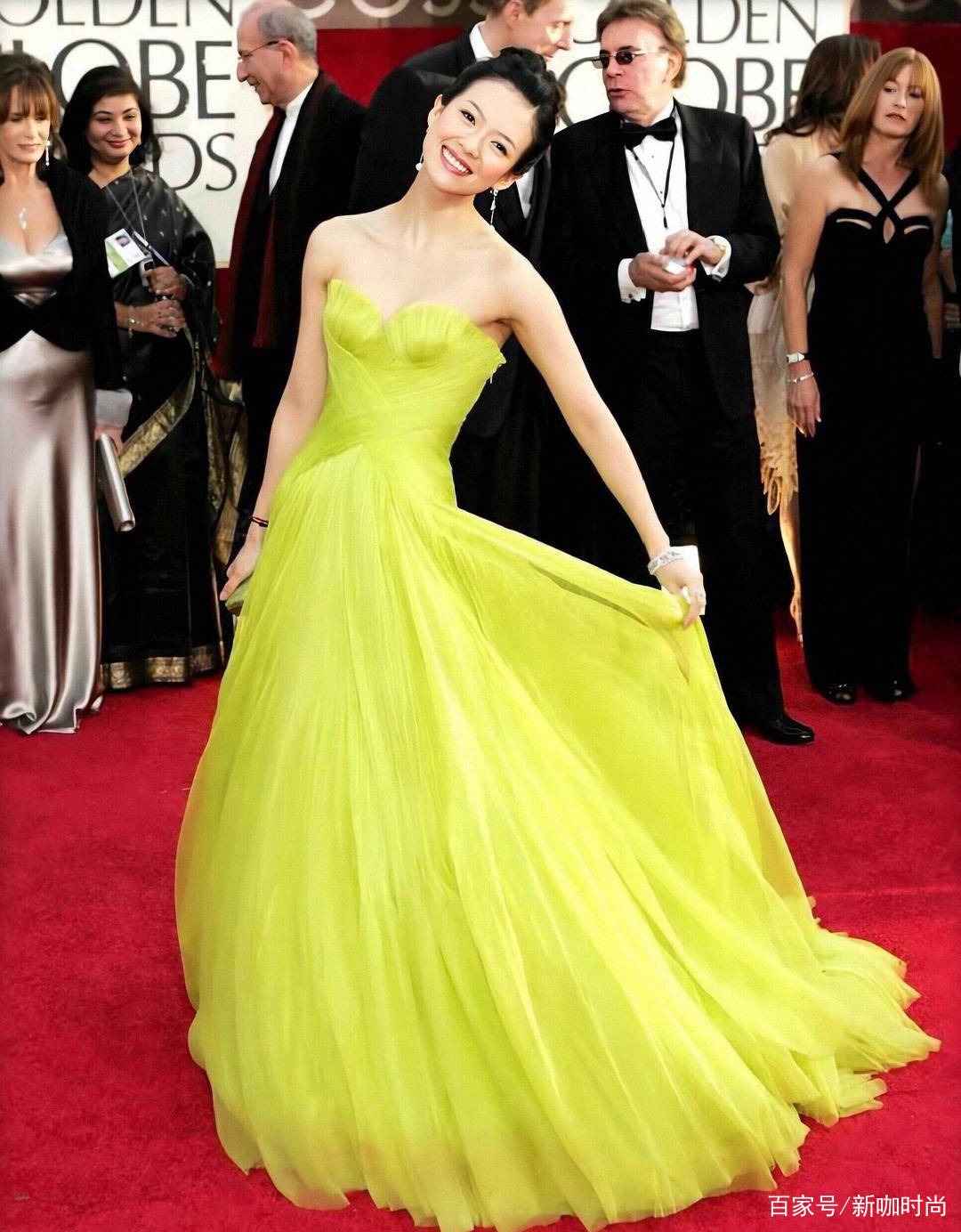 样式|这驾驭力绝了！章子怡穿“芥末绿”长裙华丽复古，女神范满分