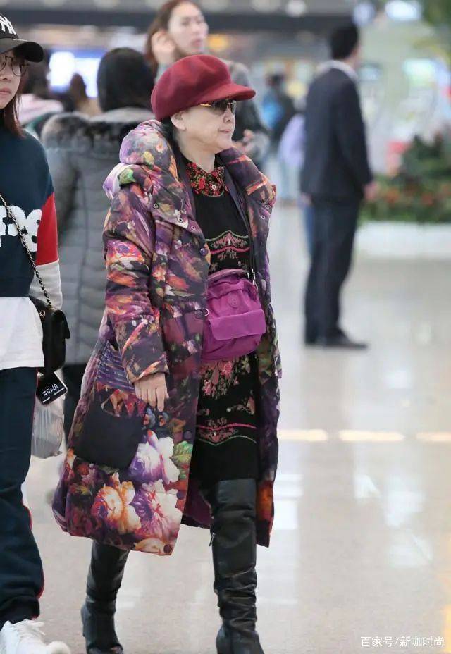 花色|76岁李谷一台上台下差距大，穿花袄花裙走机场，皱纹满面太苍老