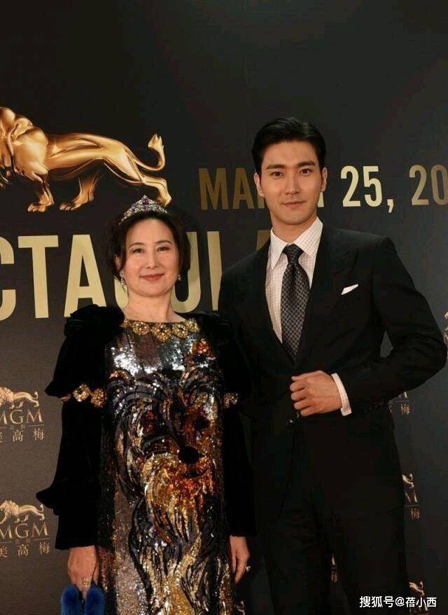 一手|何超琼不愧是赌王一手带大的女儿，穿亮片裙戴皇冠，像个大公主