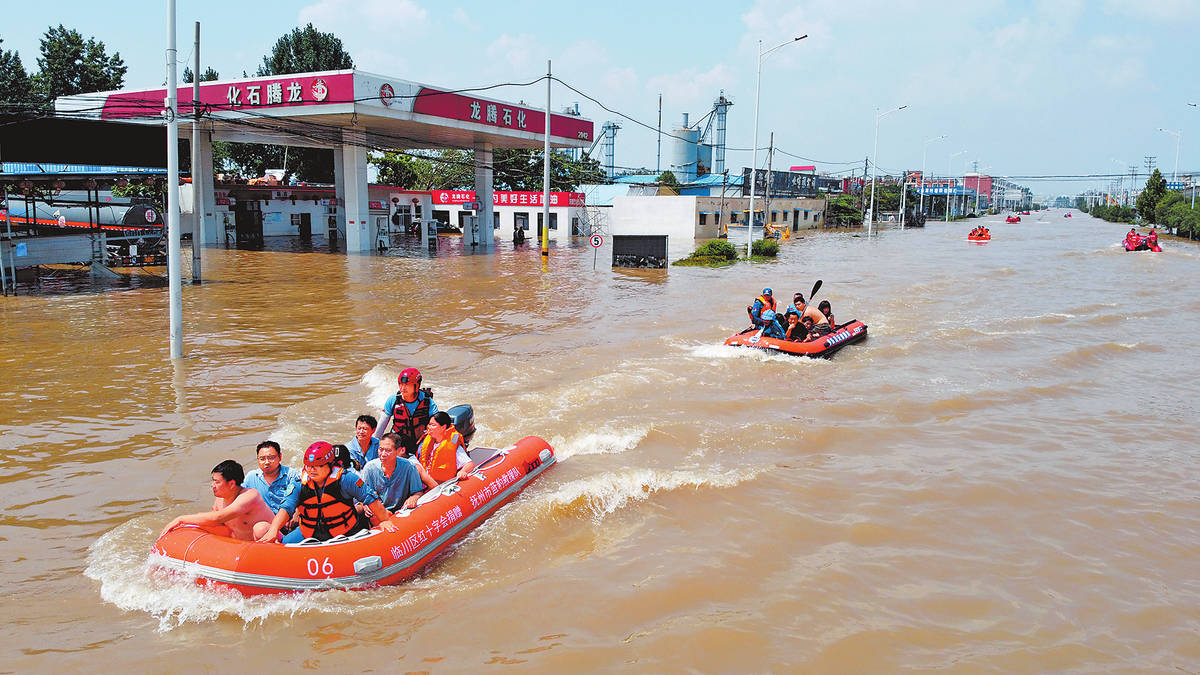 7月24日,救援队在新乡市转移受困群众.(记者 王铮 摄)