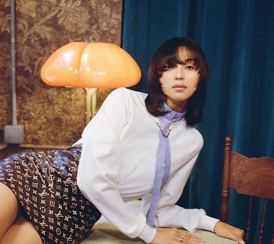 服装|“梅艳芳”扮演者最新港风大片来袭,厚嘴唇的状态,真挺有韵味的