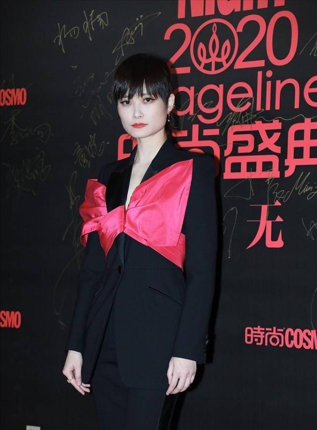 黑色|“假小子”李宇春风格大变，穿薄纱衬衫配短裤，“大长腿”太晃眼