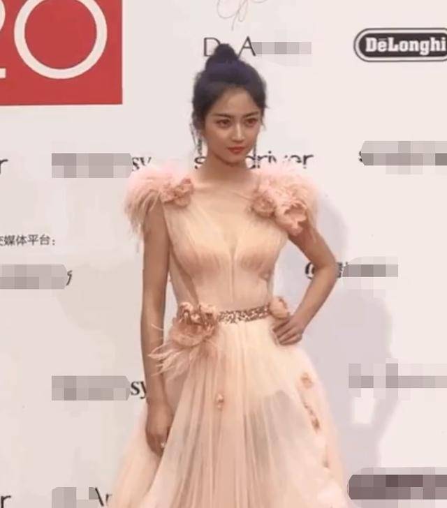 钟楚曦|风尚大典女星比美：辛芷蕾裙子太紧挤出肉，95花齐穿粉裙有点土