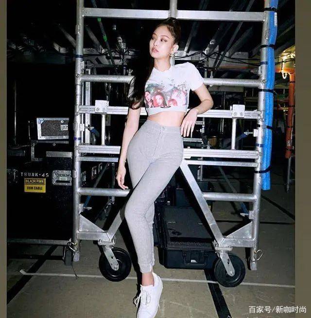 杨丽菁|52岁杨丽菁真放得开，紧身衣搭超短裤，do过的脸堪比芭比娃娃