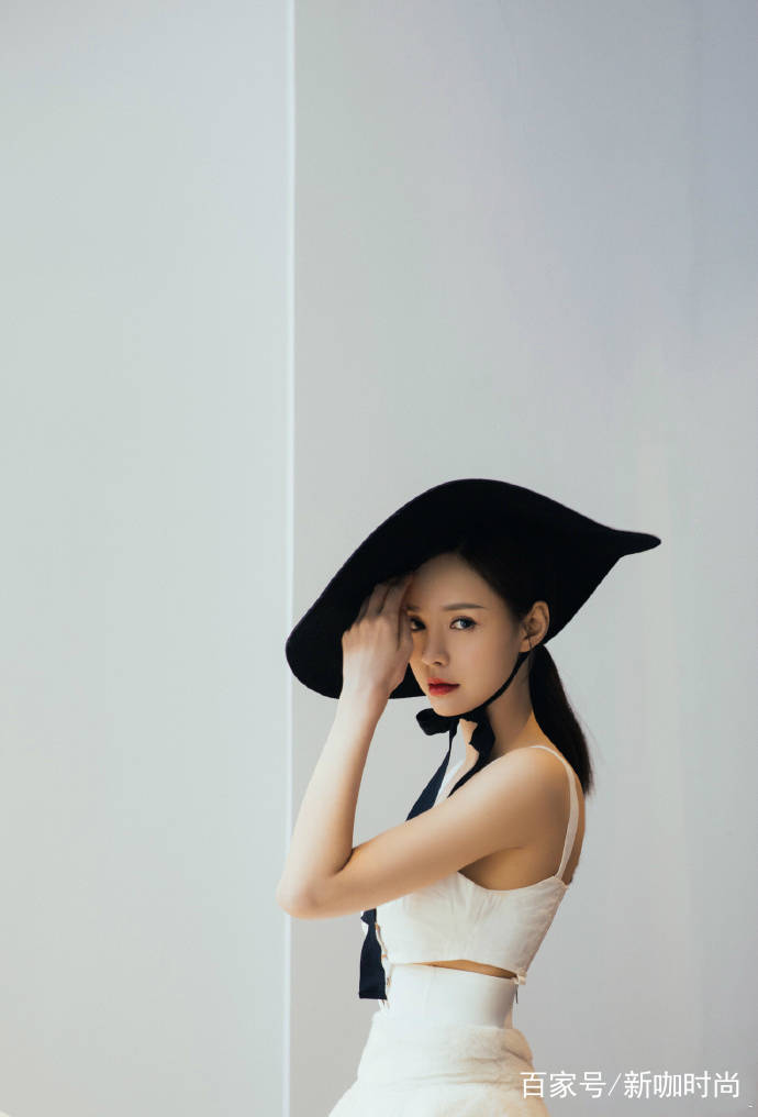 女郎|沈梦辰恋爱后越有女人味!T台化身时髦女郎,“白泪”让人怜惜