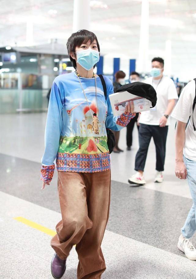 卫衣|窦靖童的时尚让人不想评价,穿得比“阿姨”还花花,一般人难接受