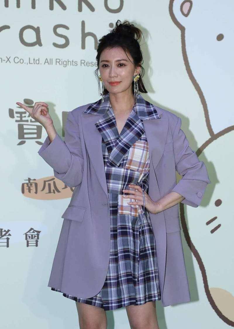 身材|紧身裙别轻易尝试,贾静雯的身材倒是很适合,但胳膊看着也不细
