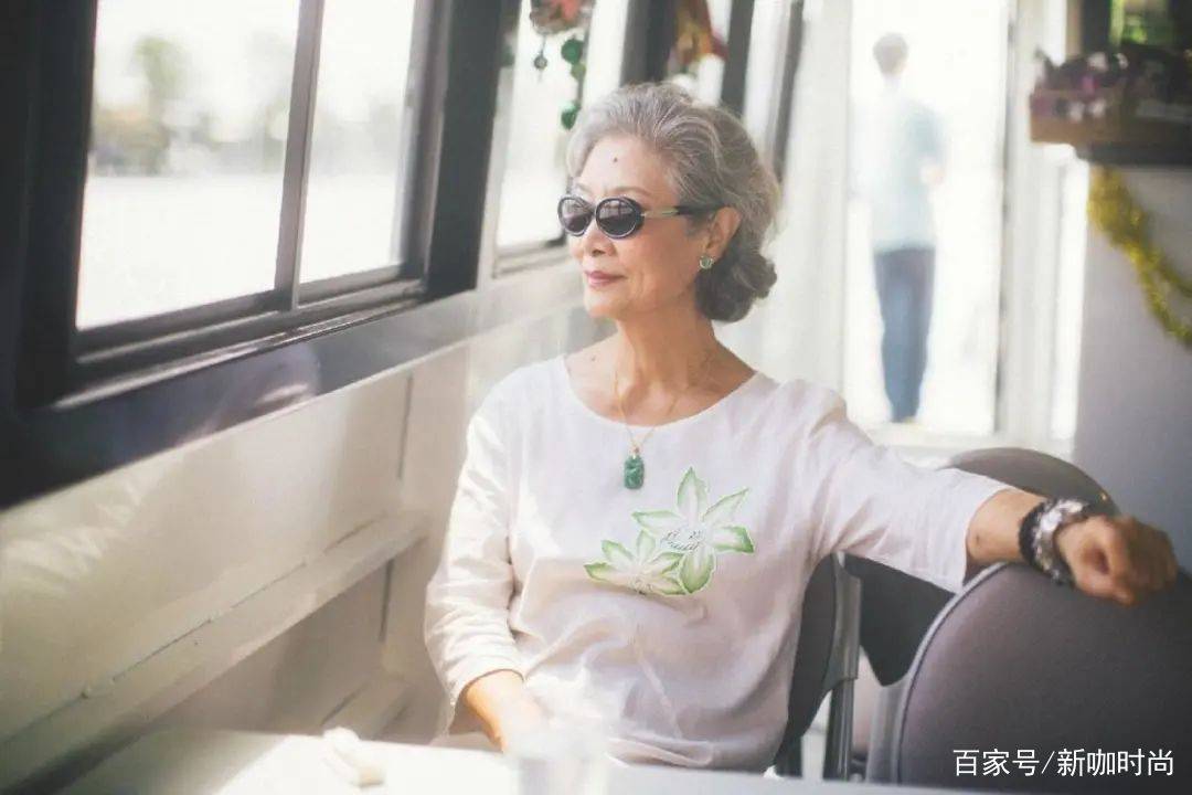 女士|79岁老戏骨吕中时尚优雅一把抓，银发配旗袍，高级感满满