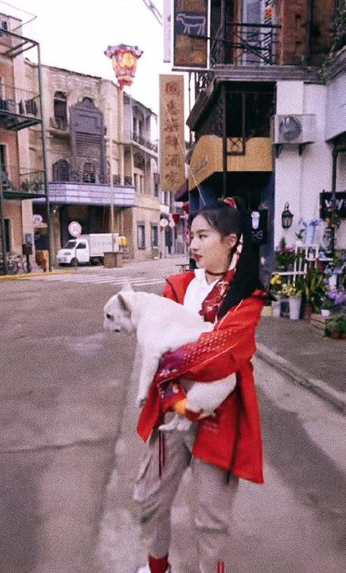 服装|“酷飒”风格正流行，刘亦菲的国风时尚，看着就有一种青春活力感