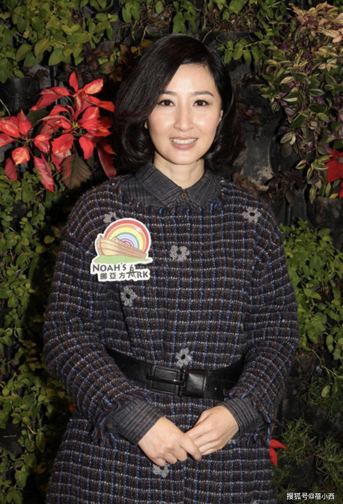 设计|关咏荷不愧是张家辉的老婆，一身白+红搭配超减龄，看不出57岁了