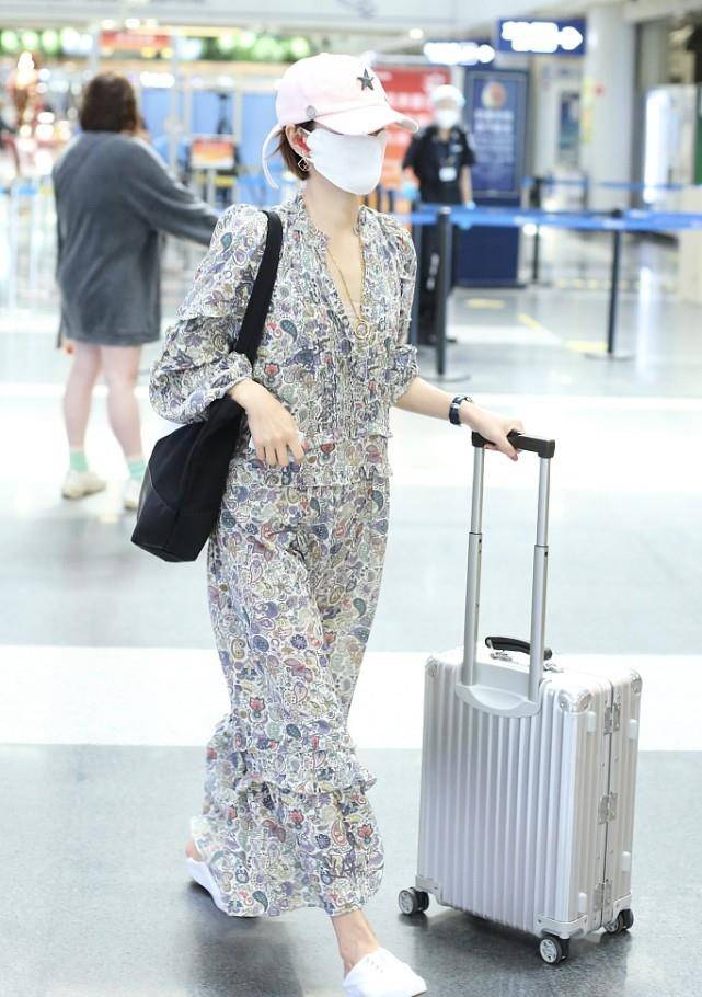 马伊琍|马伊琍越来越放飞自我了，穿不合身材的裙子像大妈，太浪费身材了