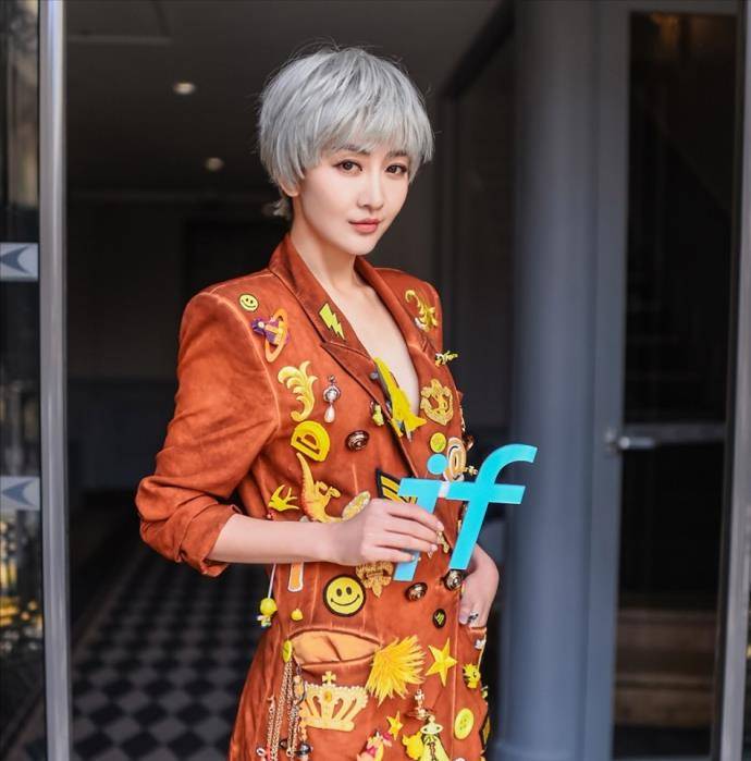 王鸥|短发的女人也能穿得有女人味，王鸥看着就很高级，女人味真足