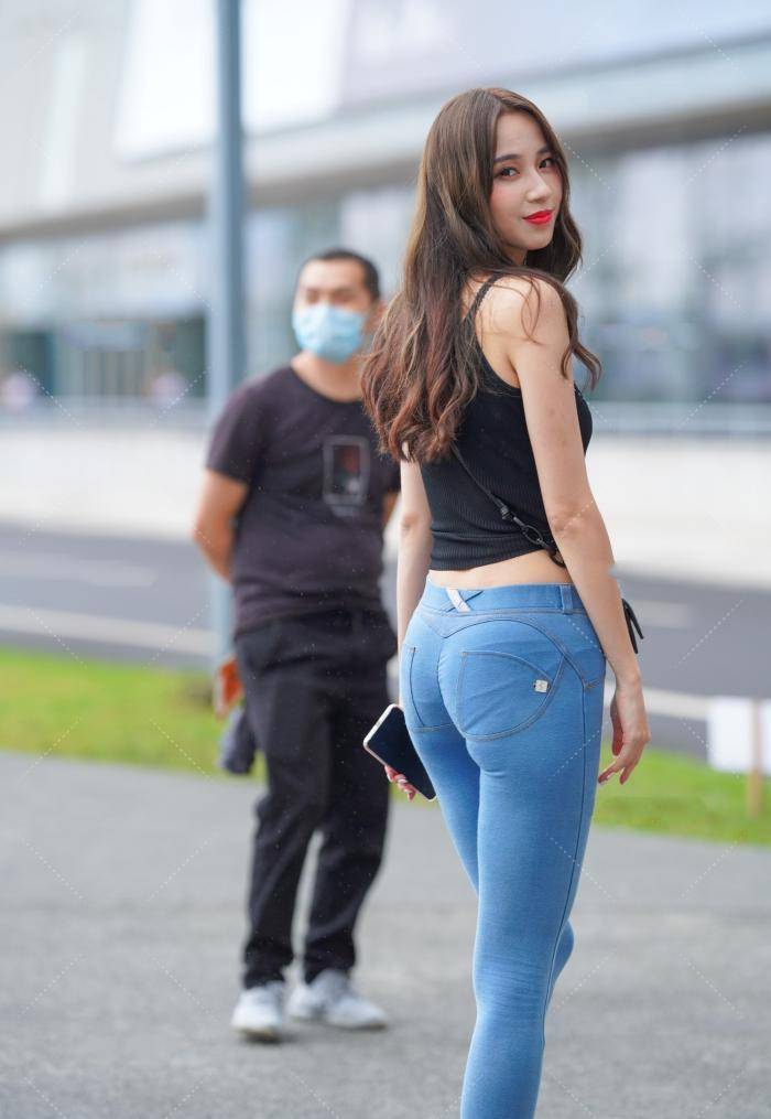 帆布鞋|黑色针织T恤搭紧身牛仔裤，尽显柔情少女范儿