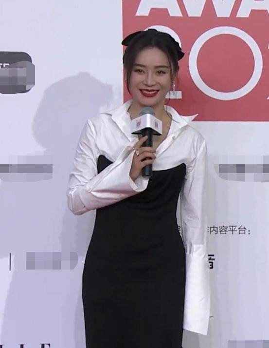 钟楚曦|风尚大典女星比美：辛芷蕾裙子太紧挤出肉，95花齐穿粉裙有点土