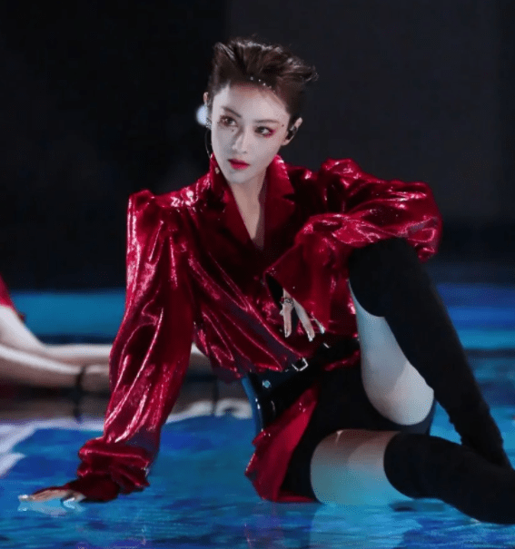 黑色|张馨予身材一绝，短发帅气，长发优雅