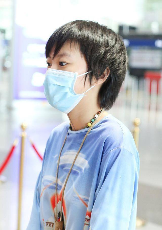 卫衣|窦靖童的时尚让人不想评价,穿得比“阿姨”还花花,一般人难接受