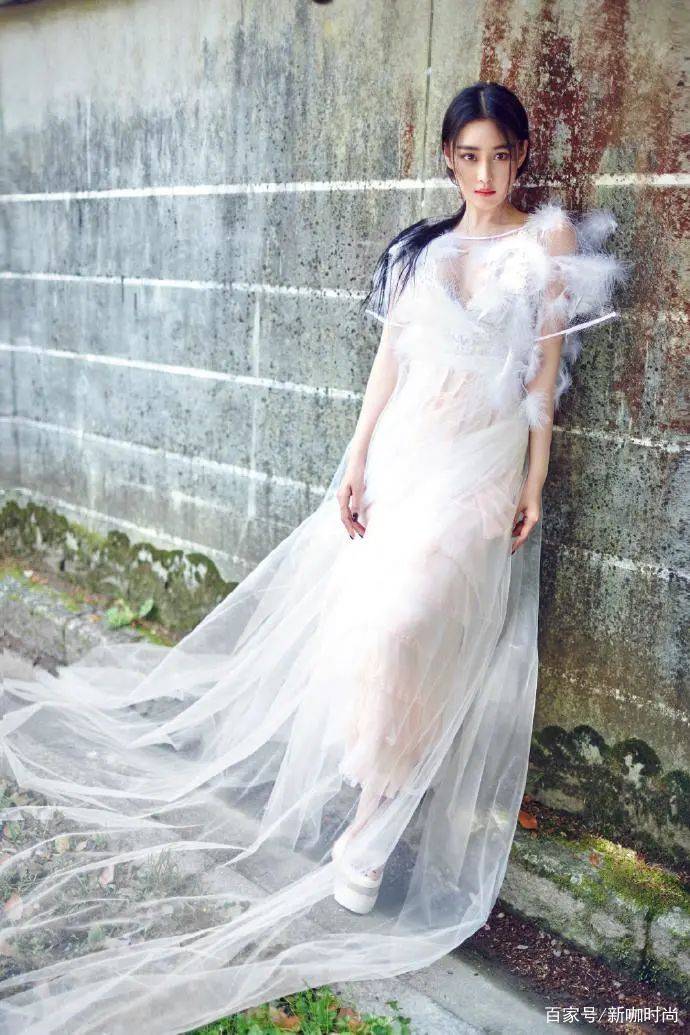 样式|张馨予美到炸裂!穿深V渐变裙化身“星月女神”,戴上头冠更霸气