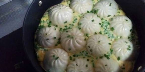 做法|偷懒做的早餐全家吃上瘾,暄皮脆底,鸡蛋抱着包子一锅出,遭抢