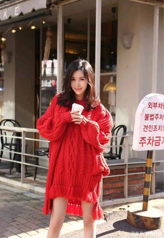 田朴珺|39岁田朴珺晒运动照,小吊带搭配紧身裤,嫁王石后越活越年轻