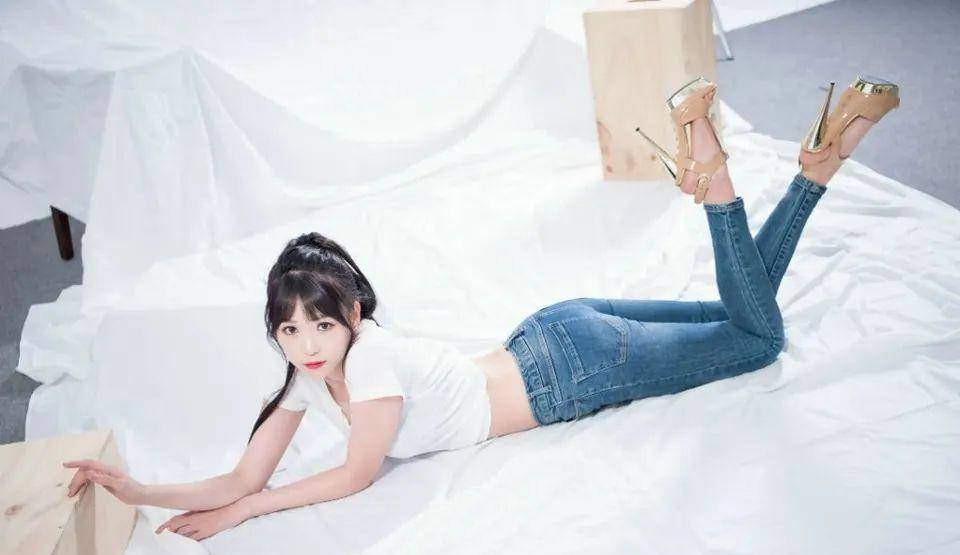高跟鞋|紧身牛仔裤与身材的完美贴合，所以才会如此迷人