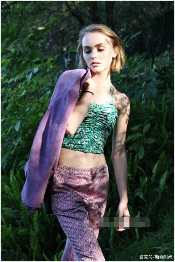 样式|德普20岁女儿近照，吊带裙“若隐若现”，单手叉腰摆pose酷劲十足