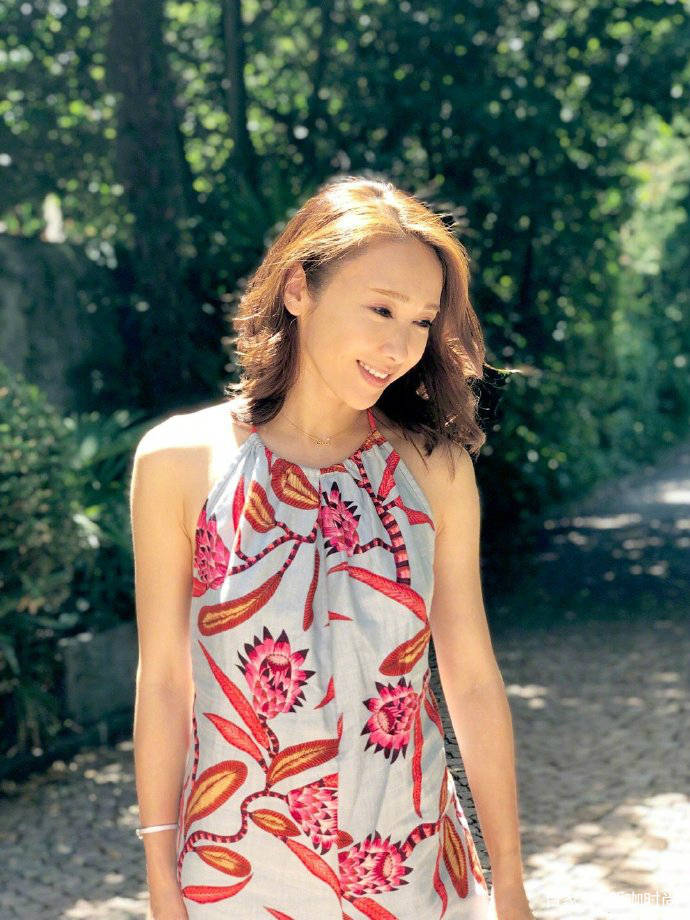 戴一|10亿阔太黎姿罕见秀美背，穿吊带花叶长裙，48岁身材真养眼