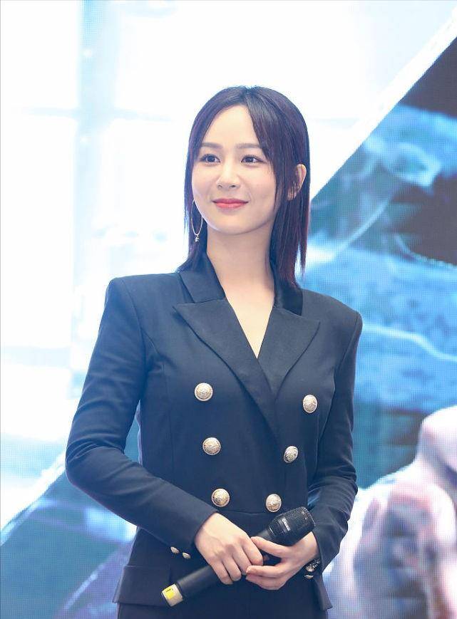 一身|“小猴子”杨紫长大了，穿一身黑色职业西装，干练还有气场