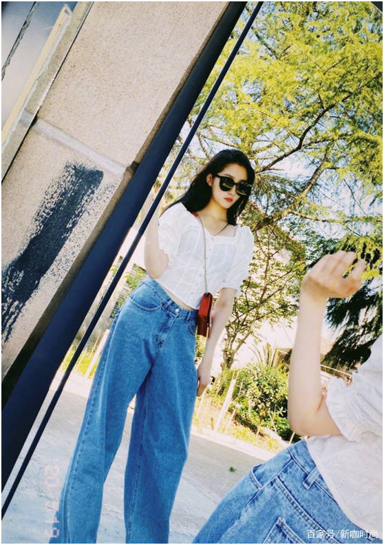 小姑娘|22岁关晓彤终于穿对一次，全黑look搭配大长腿，时髦显瘦又高级