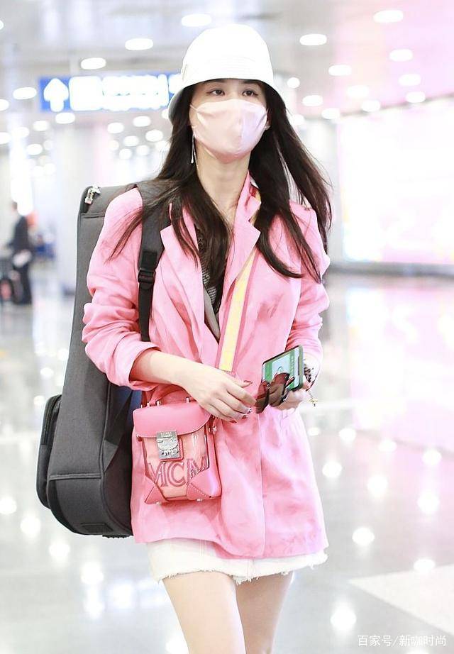 黄圣依|37岁黄圣依扮嫩成功,粉色上衣搭超短裤,时髦高级两不误