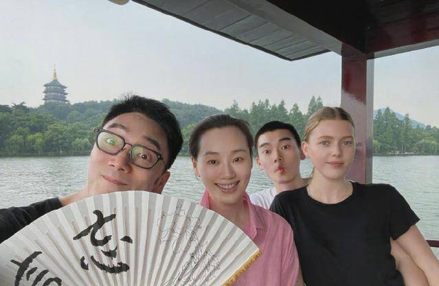 显得|林依轮夫妇游西湖，妻子不愧是当过超模，素颜搭配衬衫都这么抢镜