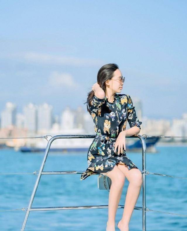 未成年|14岁大女儿和赵文卓只差半头，未成年腿就那么长，穿短裤更显优势
