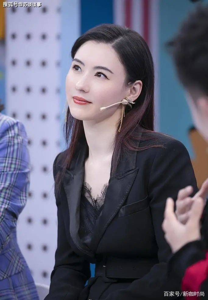 大气|40岁张柏芝，头发染半截红，黑西装配俏皮内搭，美得让人心动！