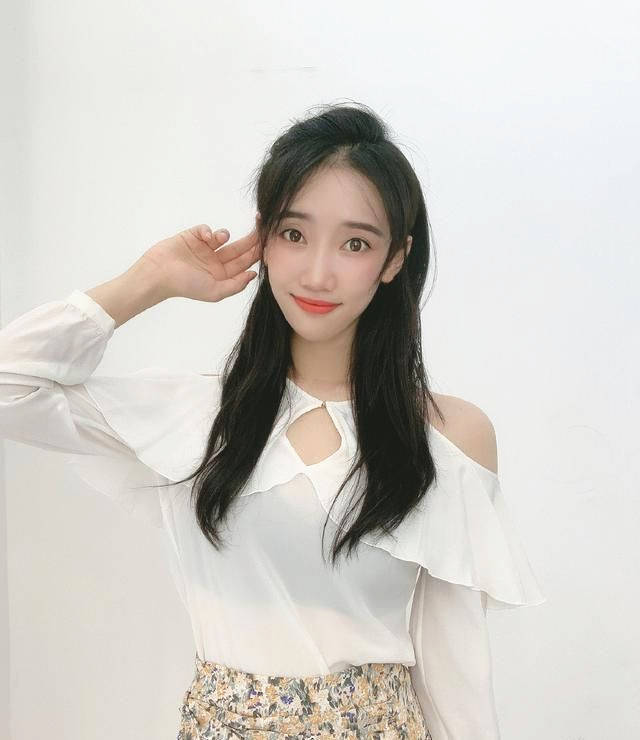 原创28岁的颜值教练舒思瑶穿西装藏不住超模大长腿至今仍单身