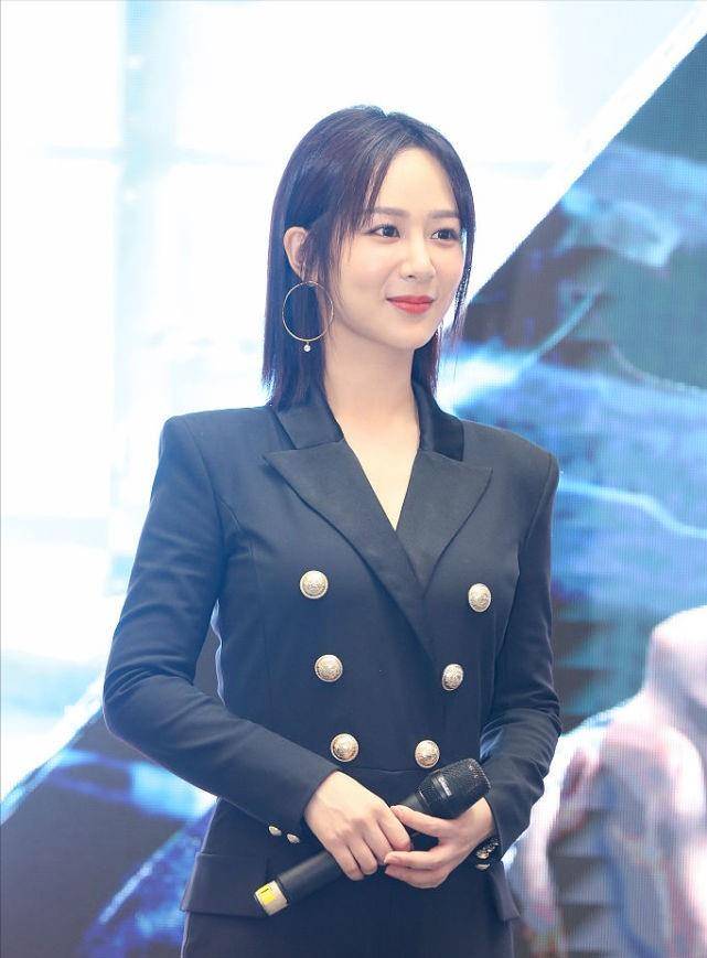 一身|“小猴子”杨紫长大了，穿一身黑色职业西装，干练还有气场