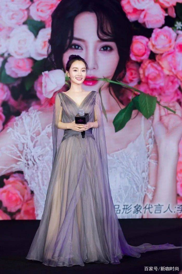 曲线|10年前的李小璐，一袭修身连衣裙尽显曼妙曲线，一般人穿不来