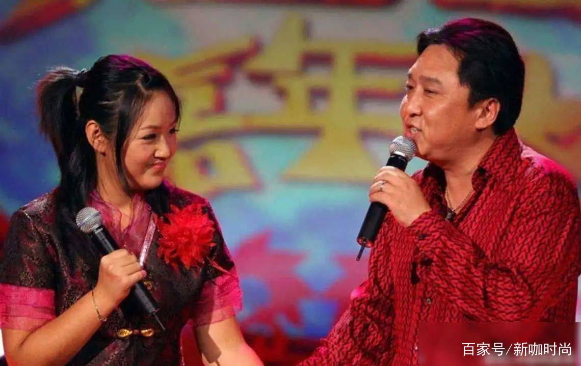 样式|于谦老婆长这样，长款印花衫搭老爹鞋，时髦不似“奔五”女人