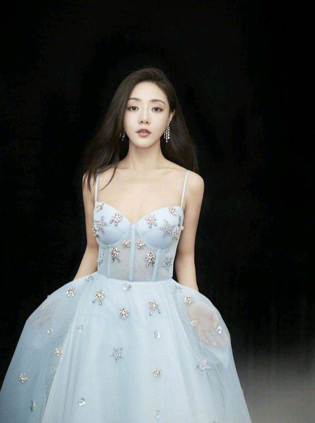 显得|邓家佳淡蓝色连衣裙穿搭,就算年过三十气质依旧优雅有气场