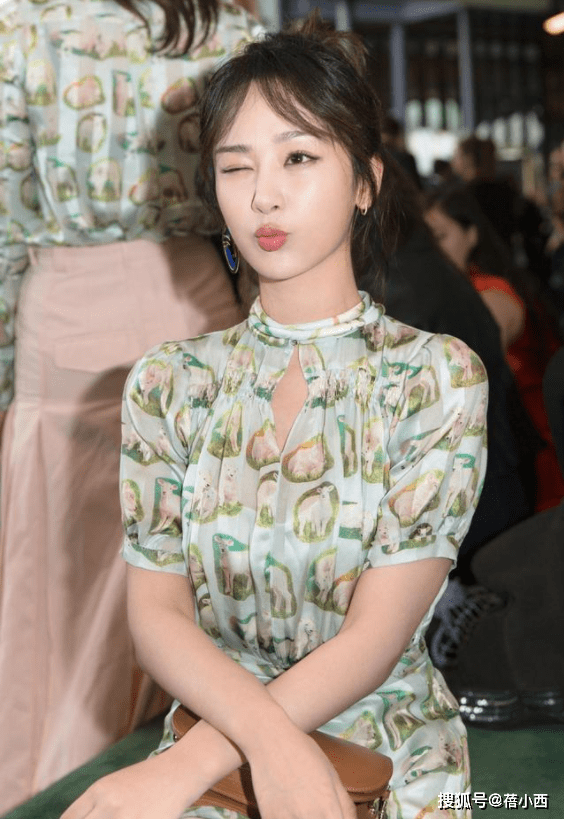 小洞|杨紫在国外看秀美出新高度，穿印花连衣裙领口开个小洞，气质惊艳
