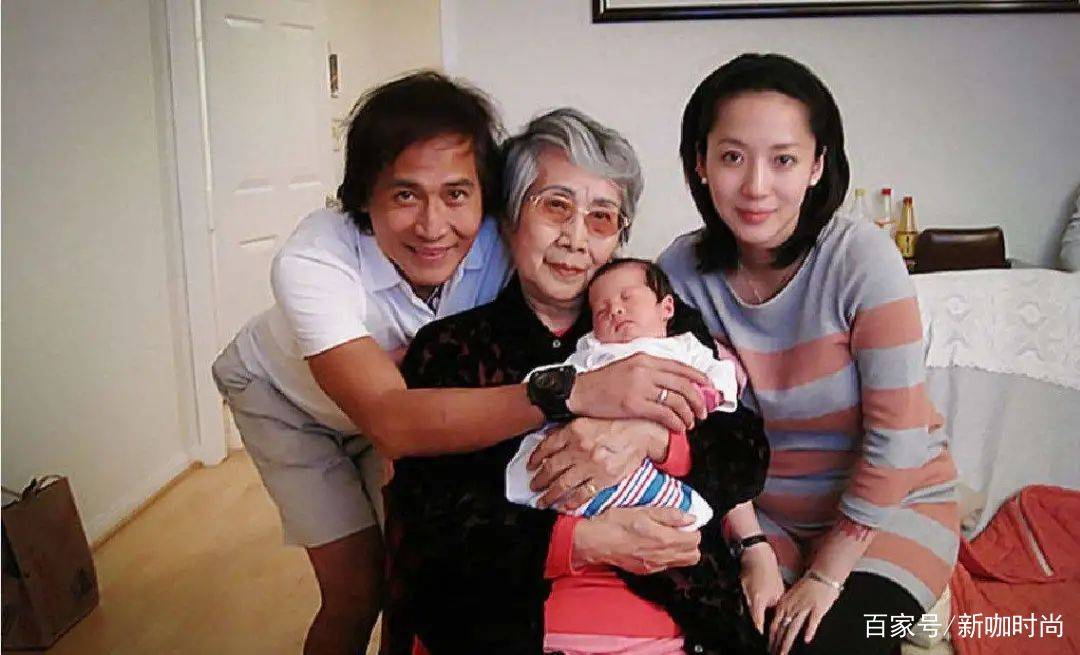 孙丽雅|齐秦小24岁娇妻气质佳，黑色紧身衣搭贝雷帽，简约中自带优雅风范