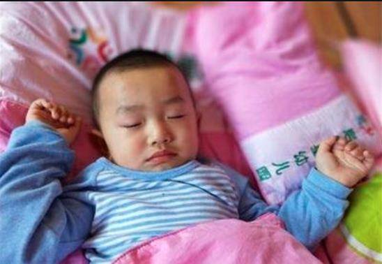 睡眠|幼儿园孩子假睡觉：老师出门我撒欢，老师一来就闭眼