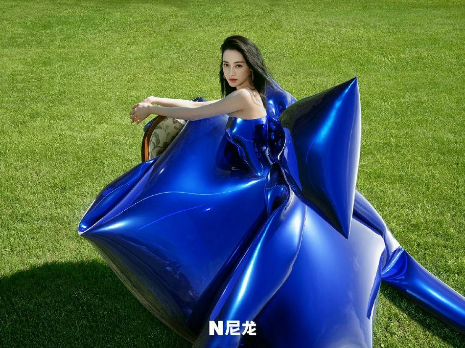 当红|迪丽热巴穿吊带裙秀肩颈线条!雪肤白嫩太性感撩人