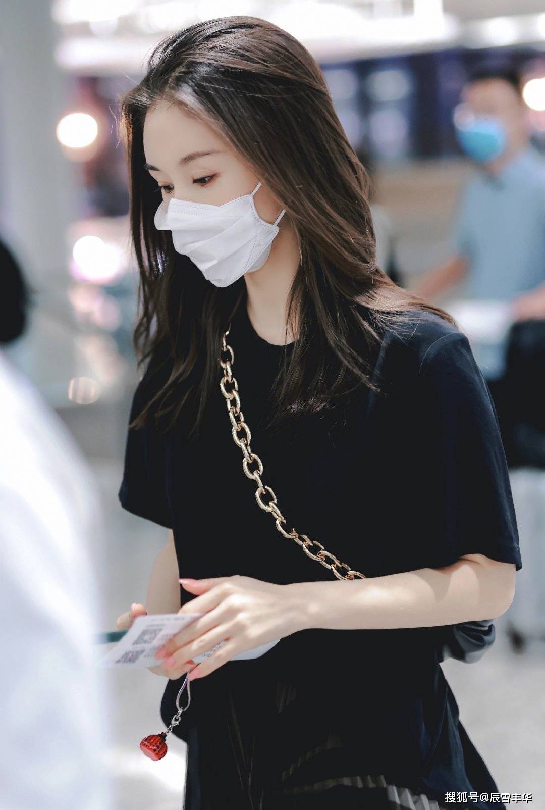 黑色|学王子文穿一身黑色,T恤配“薄纱”印花裙,全黑造型一点不沉闷