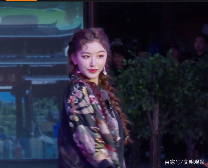 孔雪儿和沈月走秀，两人服装造型超惊艳，但偶像和演员区别很大！