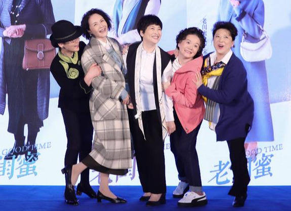 黑色|潘虹许娣五姐妹真是大妈典范,穿妈妈装配丝巾拍照,不俗反而优雅