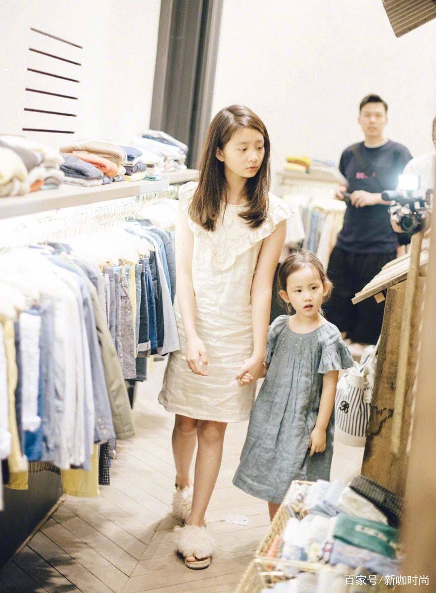 小姑娘|黄磊13岁女儿“放飞自我”，黄帽子搭白羽绒服，戴副眼镜气质飙升