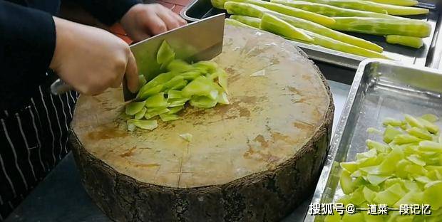 四十人吃的大锅菜怎么炒 2488472551044beaa10ee472180f2711.jpeg