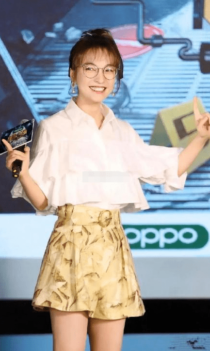 场合|林志玲在故宫太会穿,白色短袖衬衫配半身裙,戴丝巾端庄优雅